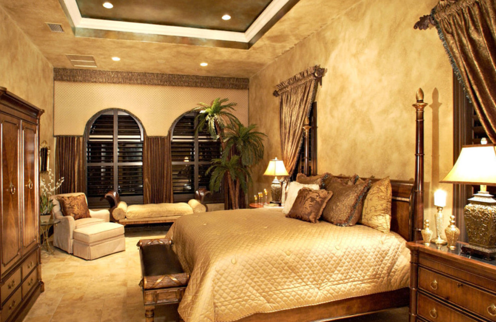 Стильный дизайн: большая хозяйская спальня в викторианском стиле с коричневыми стенами, полом из керамической плитки и бежевым полом без камина - последний тренд