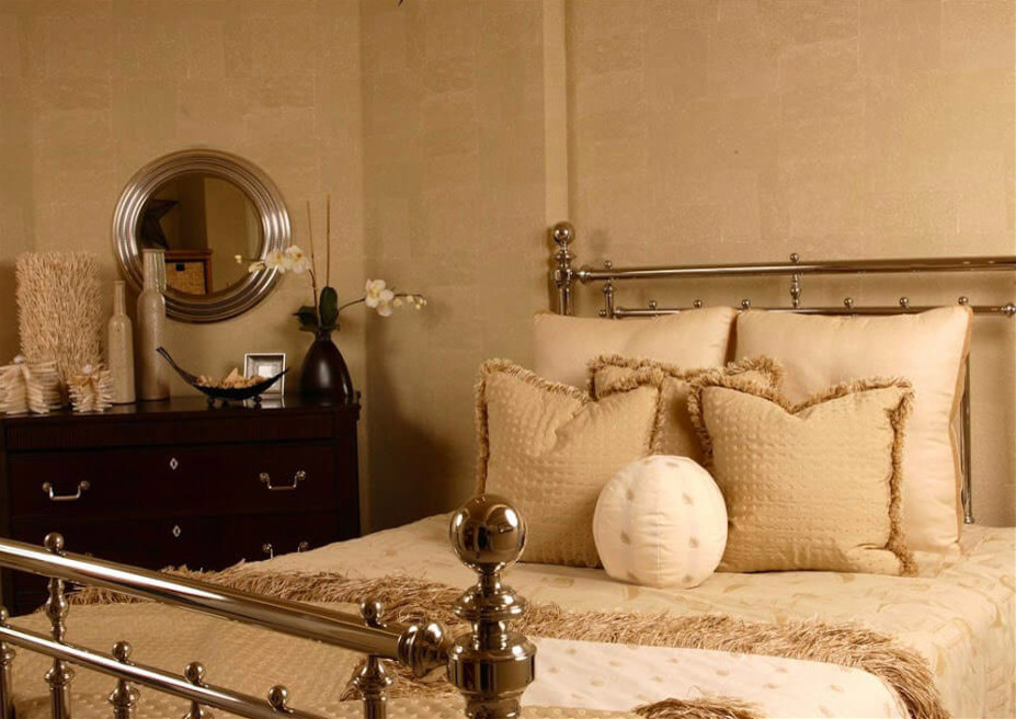 Foto de habitación de invitados clásica de tamaño medio sin chimenea con paredes beige