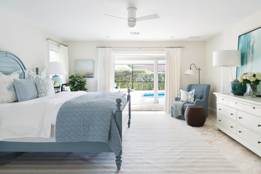Großes Maritimes Hauptschlafzimmer ohne Kamin mit beiger Wandfarbe, hellem Holzboden und braunem Boden in Miami