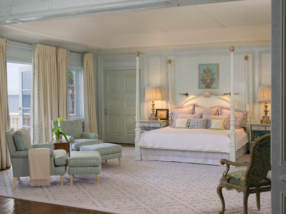Стильный дизайн: большая хозяйская спальня в средиземноморском стиле с синими стенами и ковровым покрытием - последний тренд