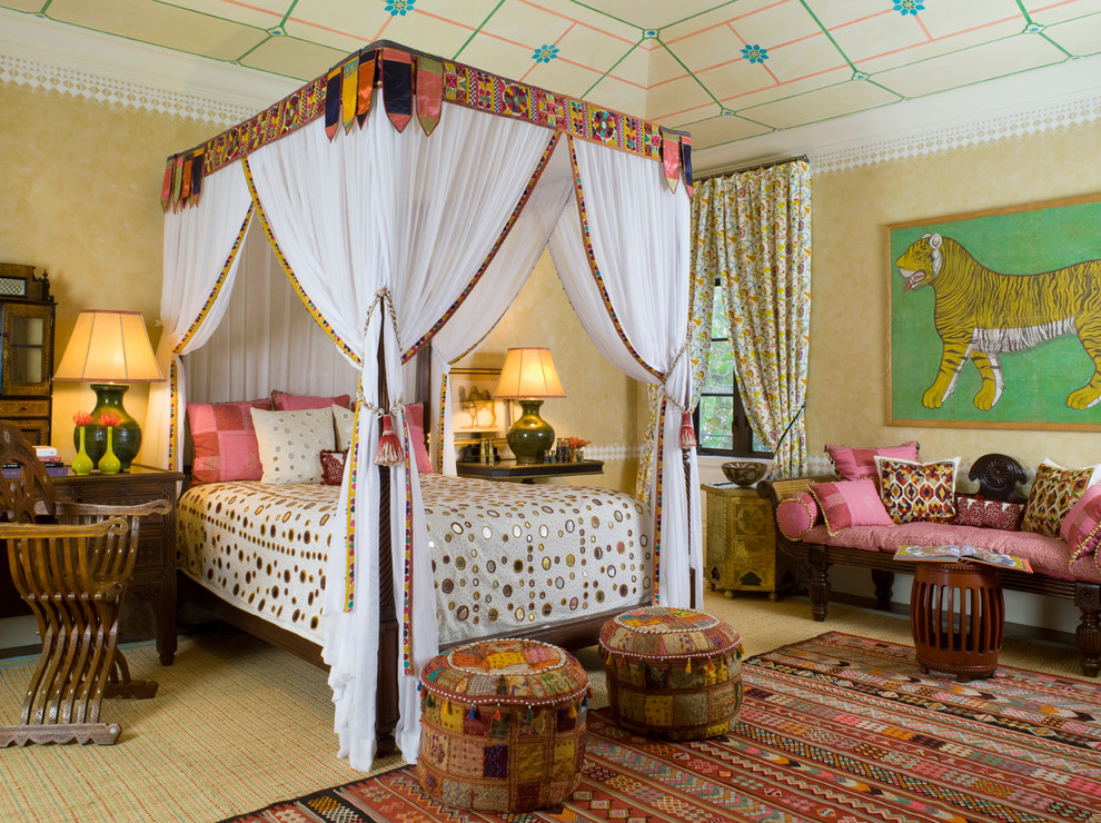 Modelo de dormitorio principal mediterráneo extra grande con paredes beige y moqueta