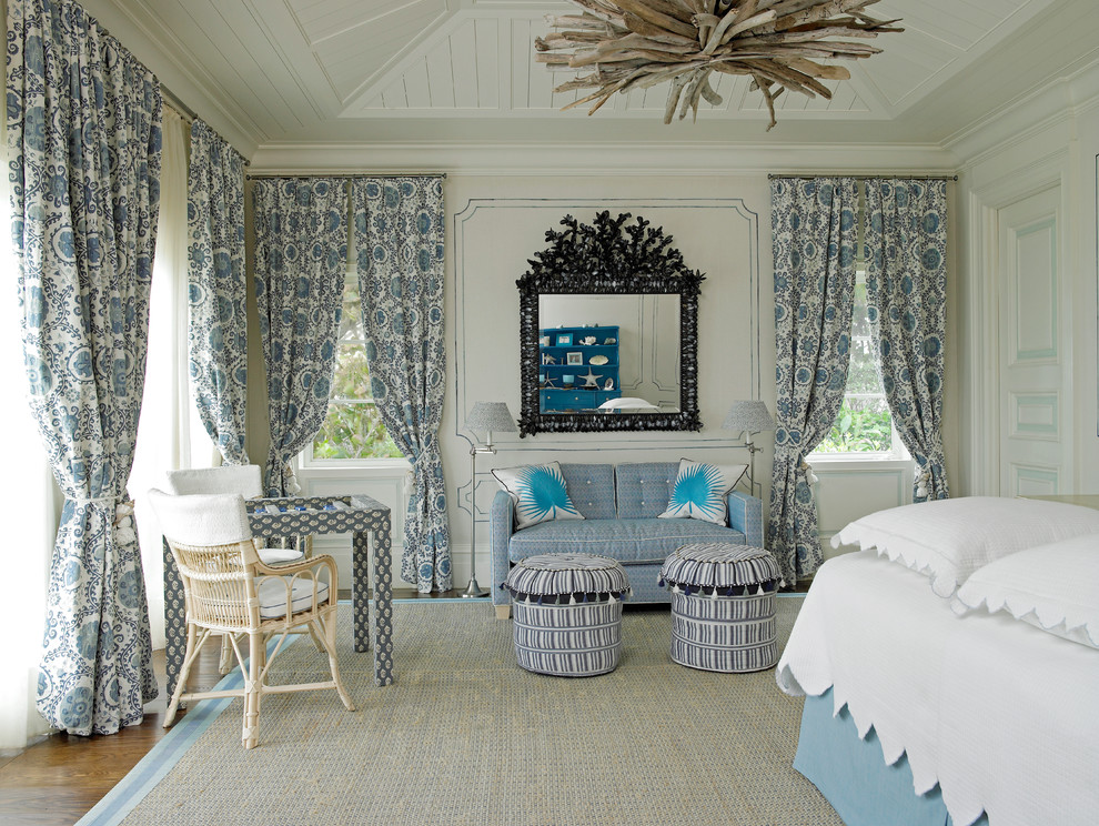 Идея дизайна: гостевая спальня среднего размера, (комната для гостей) в средиземноморском стиле с белыми стенами и ковровым покрытием