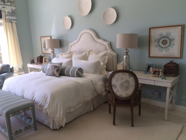 Ejemplo de dormitorio principal marinero grande sin chimenea con paredes azules, suelo de travertino y suelo beige