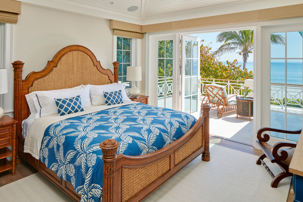デンバーにある中くらいなビーチスタイルのおしゃれな主寝室 (ベージュの壁、無垢フローリング、暖炉なし、茶色い床) のレイアウト