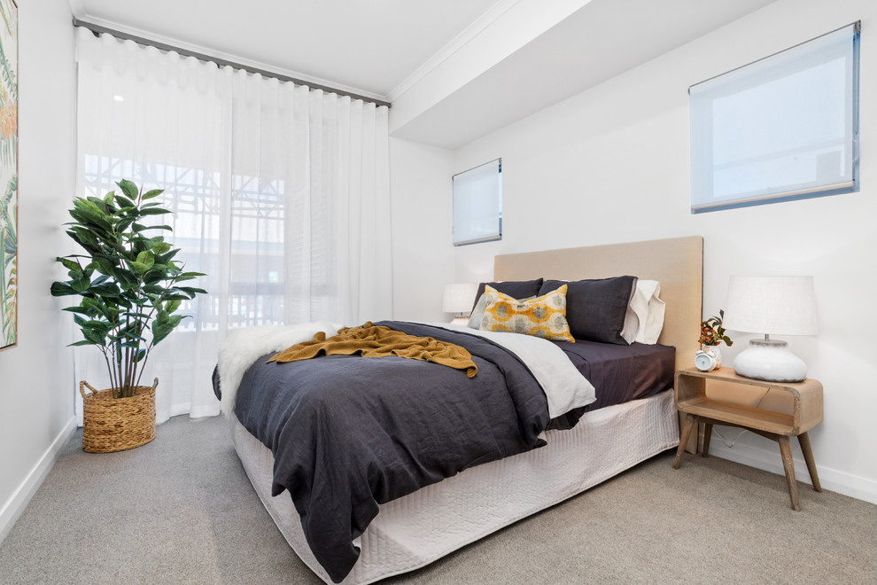 Modernes Gästezimmer mit weißer Wandfarbe, Teppichboden und grauem Boden in Perth