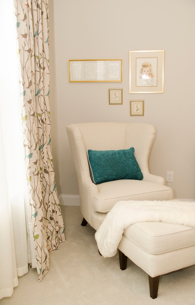 Modelo de habitación de invitados clásica renovada grande sin chimenea con paredes beige, moqueta y suelo beige