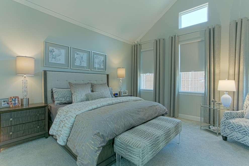 Пример оригинального дизайна: большая хозяйская спальня в стиле неоклассика (современная классика) с серыми стенами и ковровым покрытием