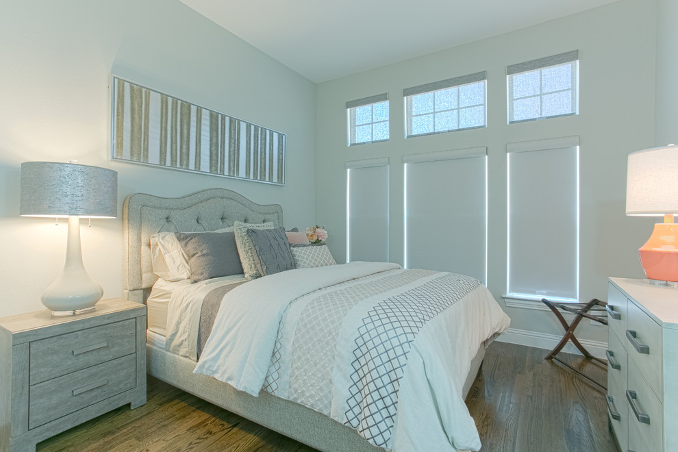 ダラスにある小さなトランジショナルスタイルのおしゃれな客用寝室 (グレーの壁、濃色無垢フローリング) のインテリア