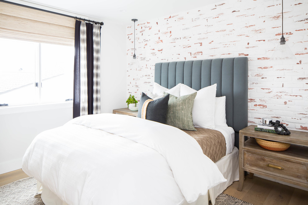Идея дизайна: гостевая спальня среднего размера, (комната для гостей) в морском стиле с белыми стенами, паркетным полом среднего тона и коричневым полом