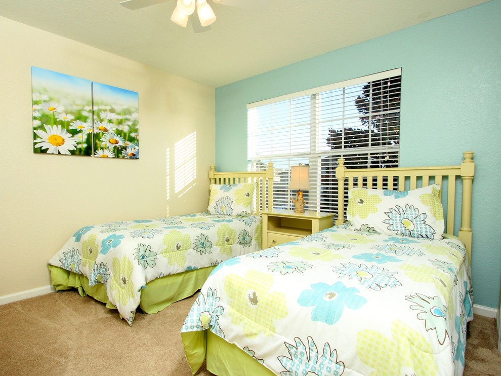 Mid-sized elegant guest carpeted bedroom photo in Orlando with blue walls