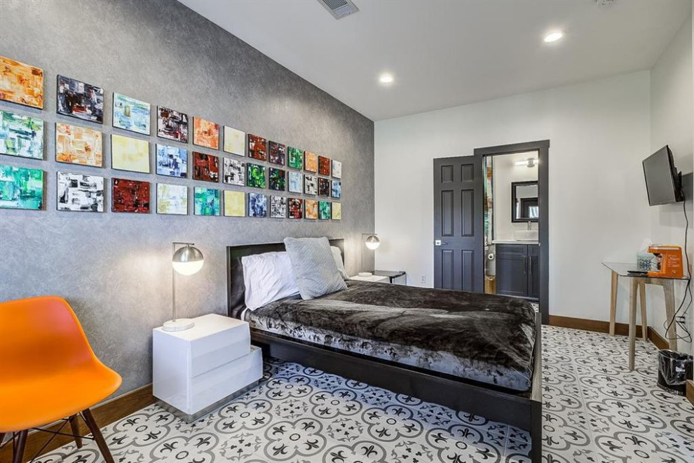 Mediterranes Gästezimmer mit grauer Wandfarbe, Porzellan-Bodenfliesen, weißem Boden und Tapetenwänden in Houston