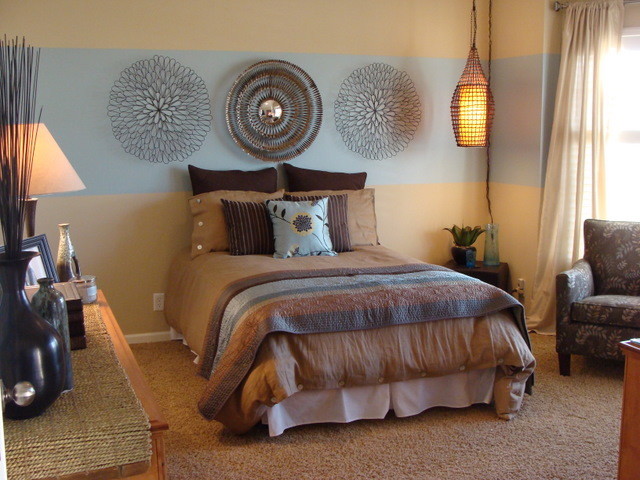 Bedroom - contemporary bedroom idea in Omaha
