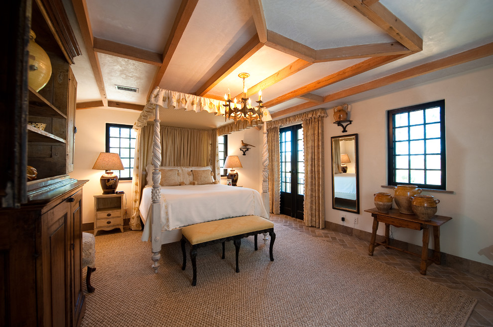 チャールストンにある地中海スタイルのおしゃれな寝室のインテリア
