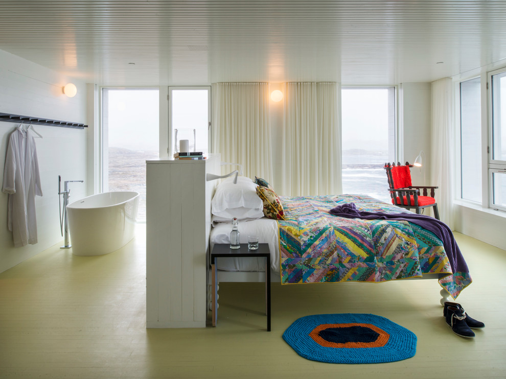Diseño de dormitorio principal moderno grande con paredes blancas y suelo de madera pintada