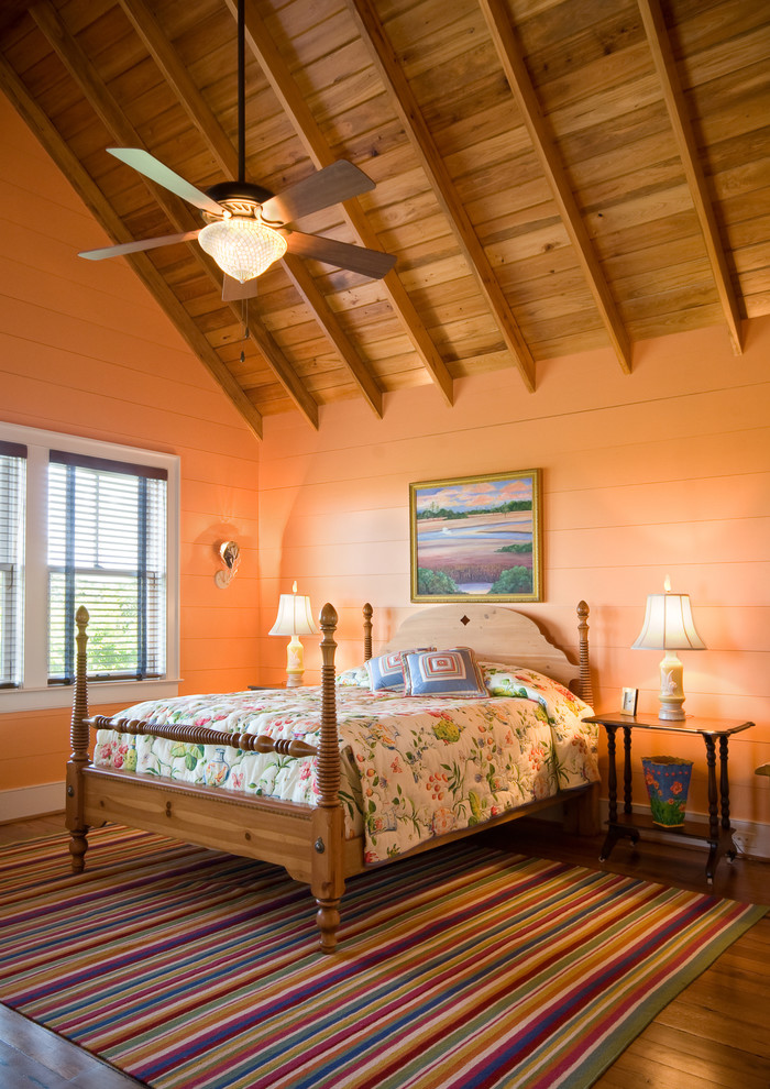 Inspiration för ett vintage gästrum, med orange väggar och mellanmörkt trägolv