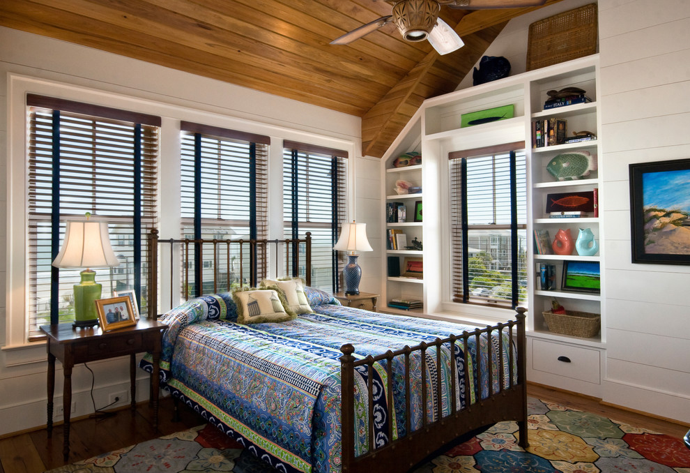Ispirazione per una camera degli ospiti tradizionale con pareti bianche e pavimento in legno massello medio
