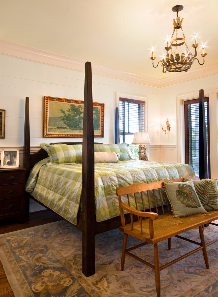 Ispirazione per una camera matrimoniale tradizionale di medie dimensioni con pareti blu e pavimento in legno massello medio