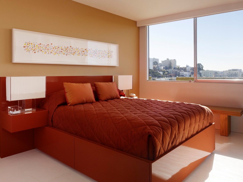 サンフランシスコにあるコンテンポラリースタイルのおしゃれな寝室 (茶色い壁) のインテリア