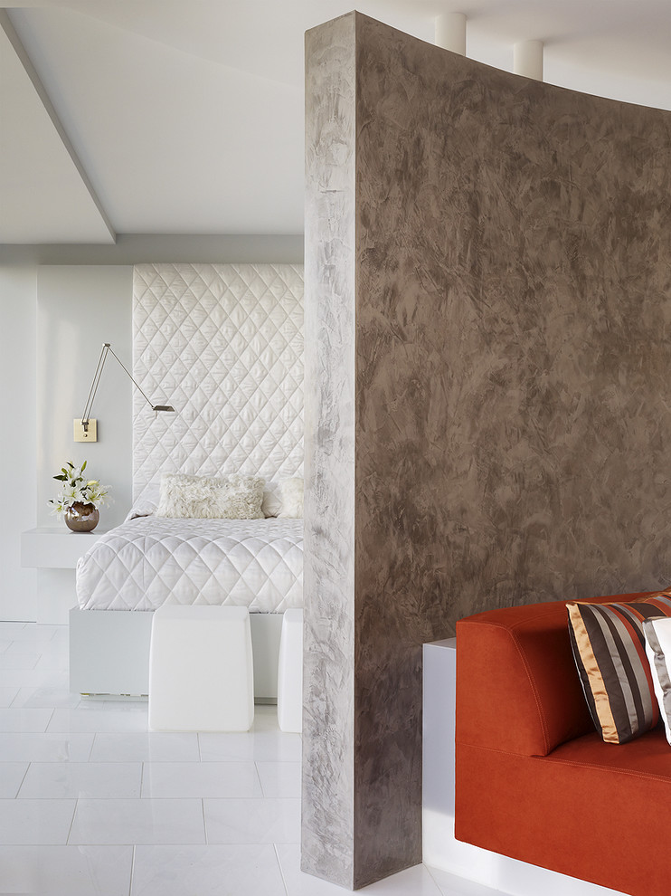 Immagine di una camera da letto design con pareti bianche e pavimento bianco