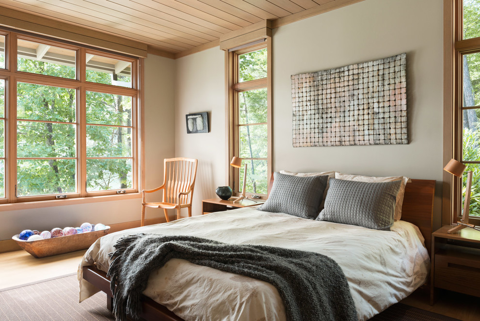 Inspiration pour une chambre parentale chalet de taille moyenne avec un mur beige, parquet clair, aucune cheminée et un sol marron.