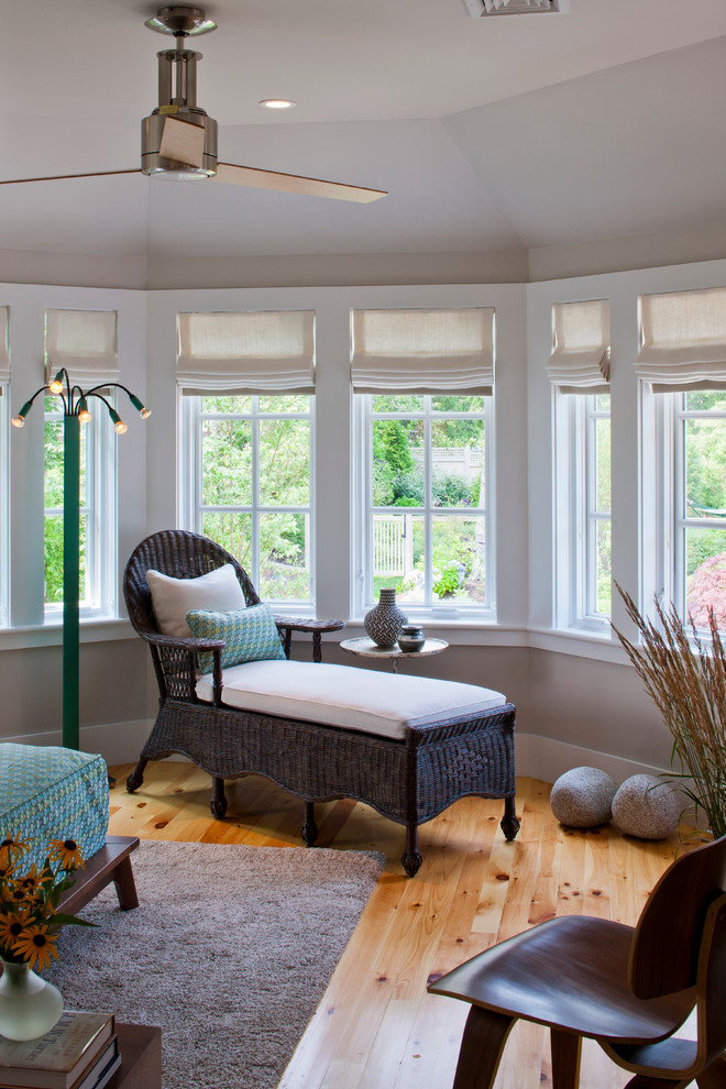 Aménagement d'une chambre d'amis classique de taille moyenne avec un mur gris, un sol en bois brun, aucune cheminée et un sol marron.