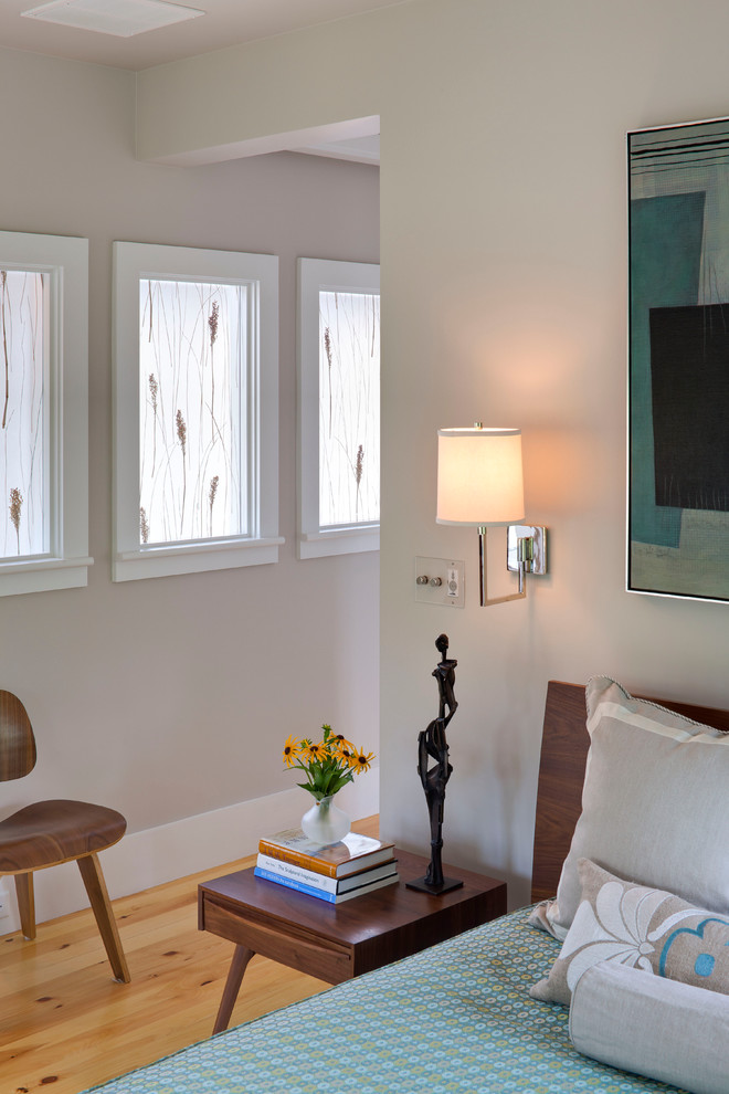 Пример оригинального дизайна: гостевая спальня среднего размера, (комната для гостей) в современном стиле с белыми стенами, светлым паркетным полом и коричневым полом без камина