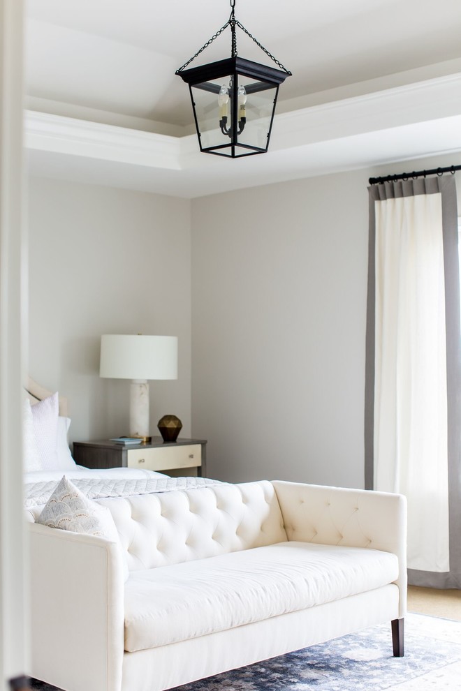 Свежая идея для дизайна: гостевая спальня (комната для гостей) в современном стиле с белыми стенами и ковровым покрытием - отличное фото интерьера
