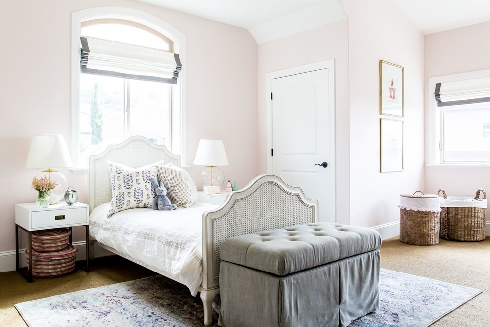 Ispirazione per una camera da letto contemporanea con pareti rosa