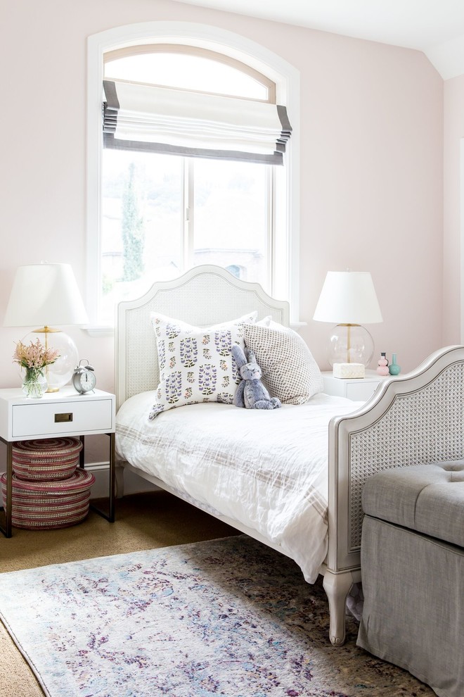Cette image montre une chambre design avec un mur rose.