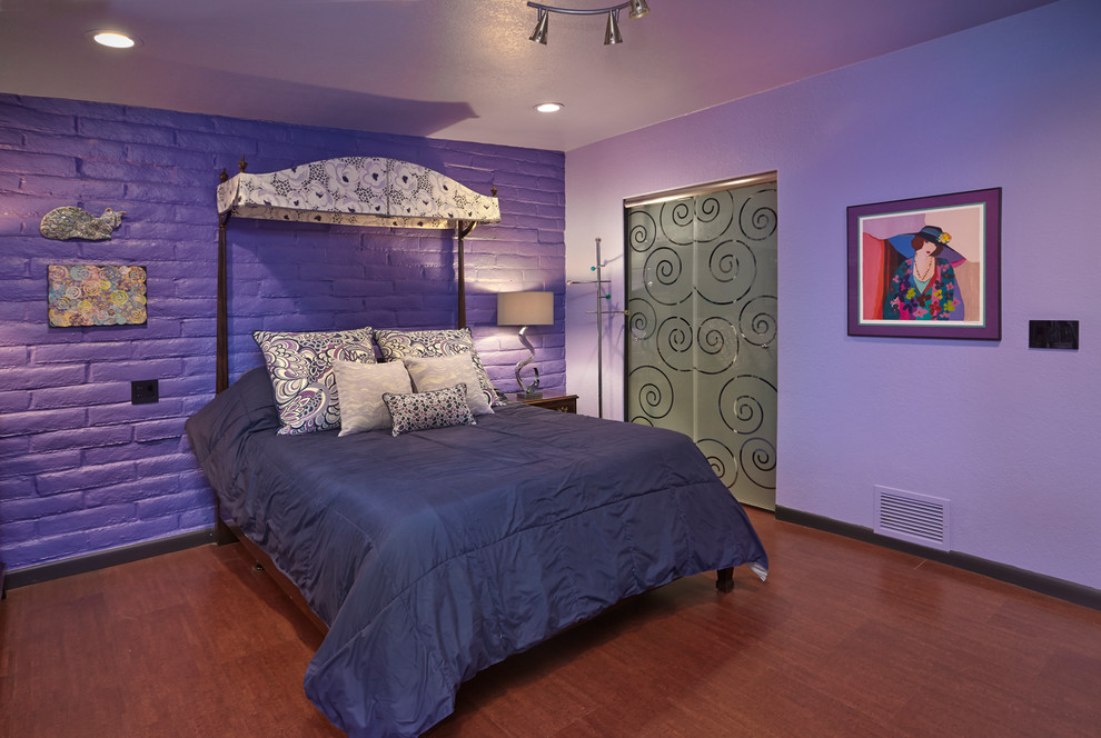 Idee per una camera da letto minimalista con pareti viola, pavimento in legno massello medio e pavimento marrone