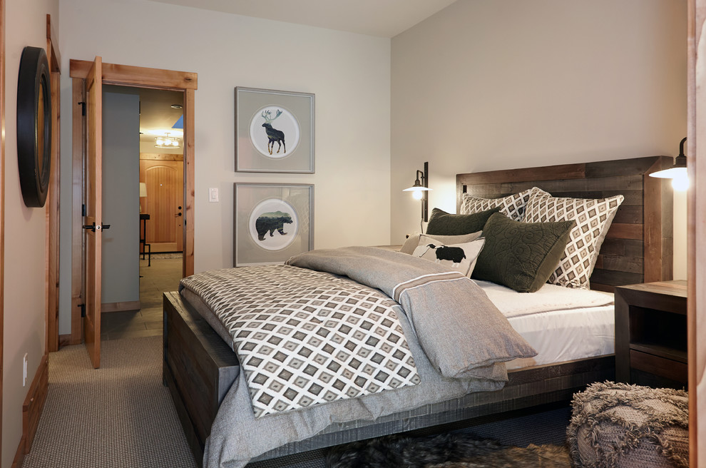 Modelo de dormitorio rústico con paredes grises, moqueta y suelo gris
