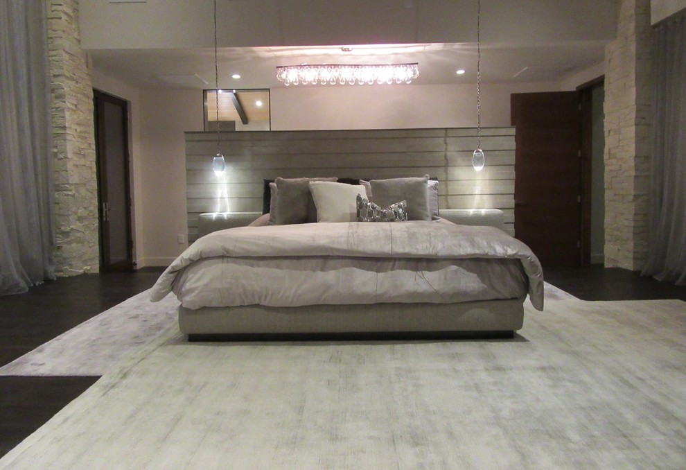 Свежая идея для дизайна: огромная хозяйская спальня в современном стиле с серыми стенами, темным паркетным полом и коричневым полом без камина - отличное фото интерьера