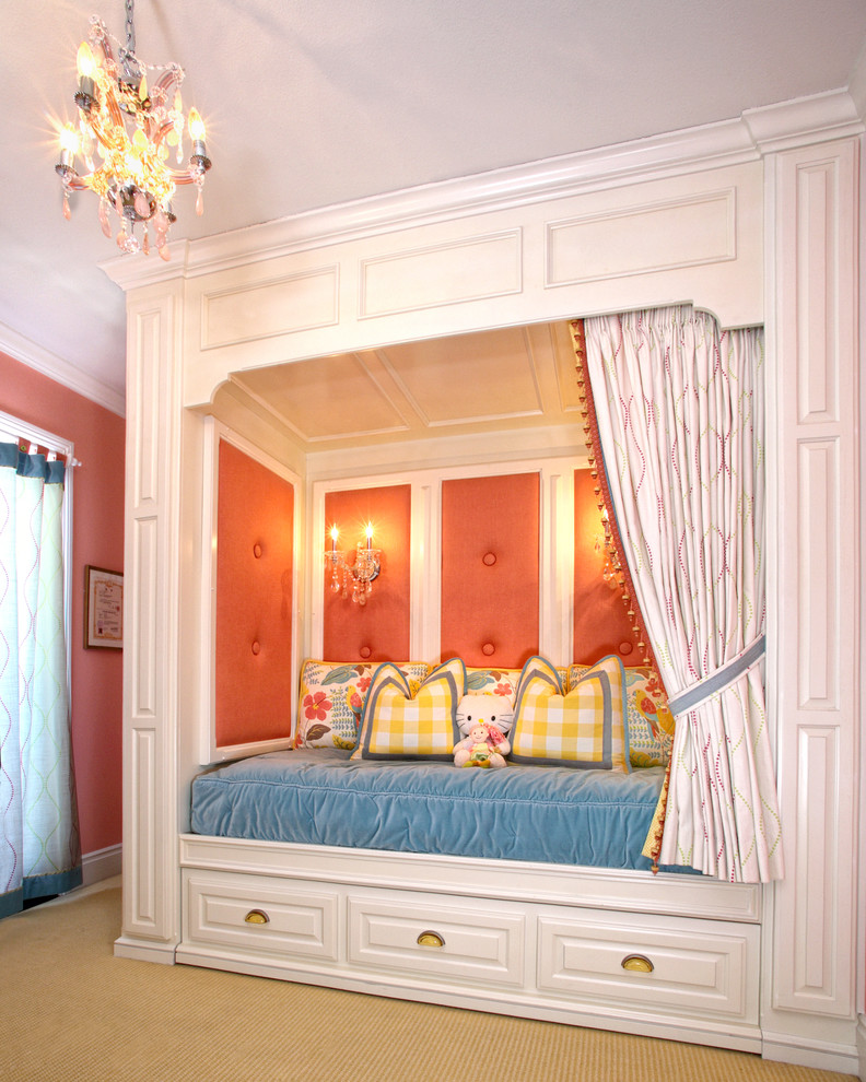 Immagine di una camera da letto classica di medie dimensioni con pareti rosa e moquette
