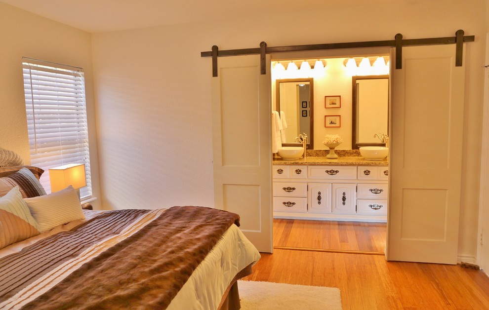 Modelo de dormitorio clásico renovado con suelo de bambú