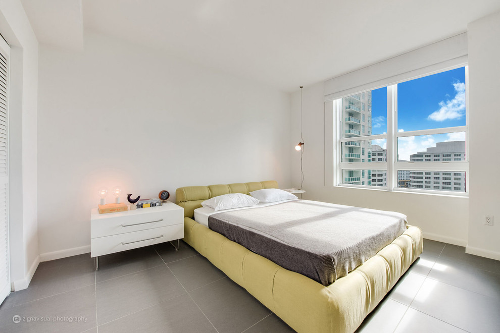Mittelgroßes Modernes Hauptschlafzimmer ohne Kamin mit weißer Wandfarbe und Porzellan-Bodenfliesen in Miami