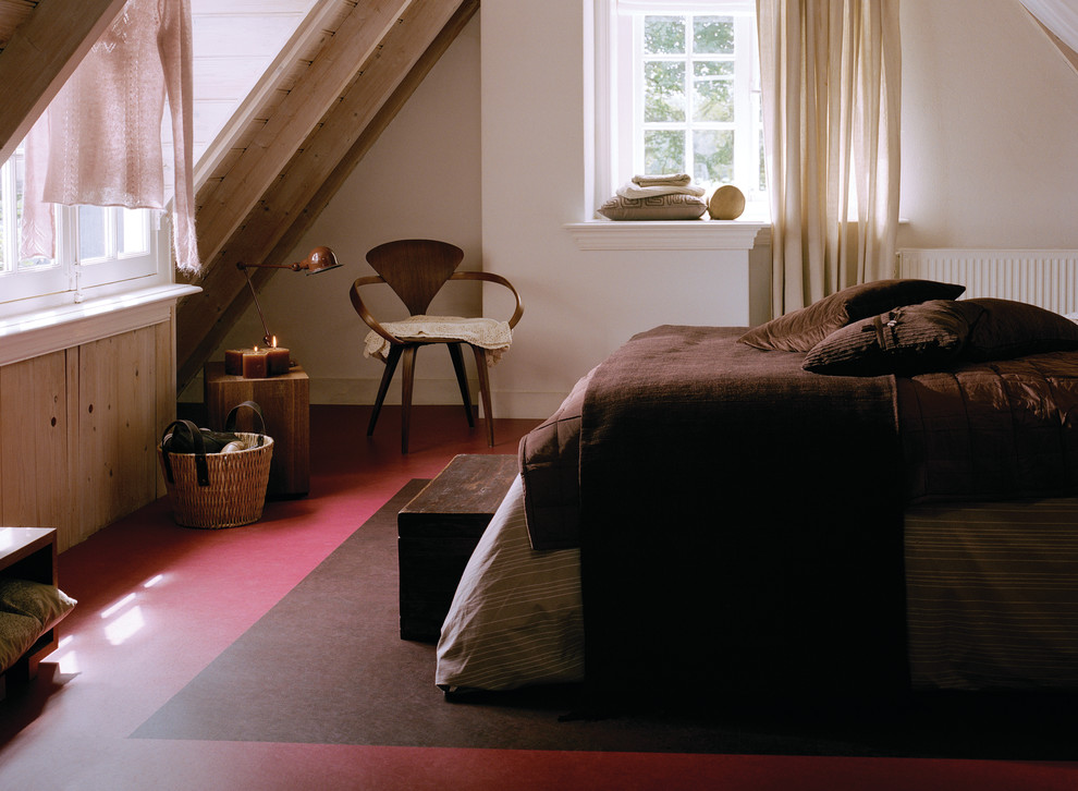 Foto de dormitorio tipo loft rural de tamaño medio sin chimenea con paredes blancas y suelo de linóleo