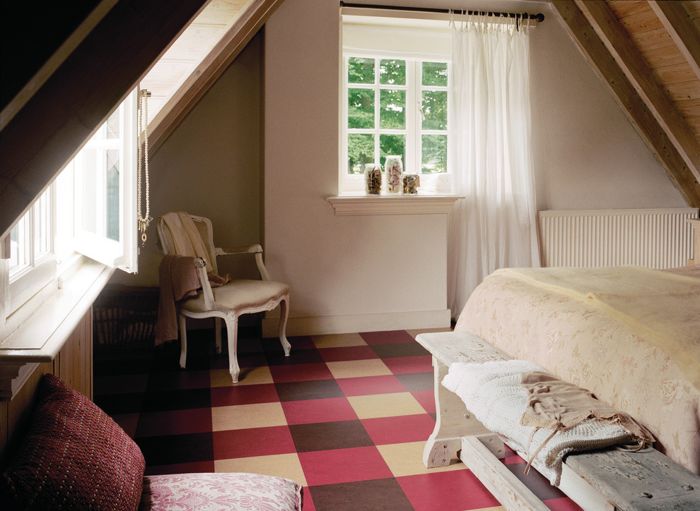Idee per una camera da letto stile loft chic di medie dimensioni con pareti bianche, pavimento in linoleum e nessun camino