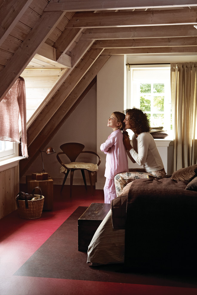 Пример оригинального дизайна: спальня среднего размера в стиле рустика с белыми стенами и полом из линолеума без камина