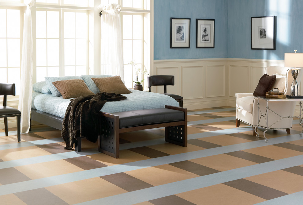 Ispirazione per una camera matrimoniale minimalista di medie dimensioni con pareti blu, pavimento in linoleum e nessun camino