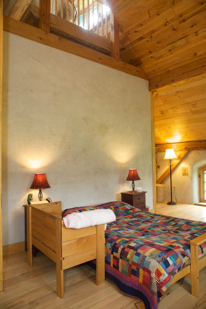 Foto de habitación de invitados clásica de tamaño medio sin chimenea con paredes beige y suelo de madera clara