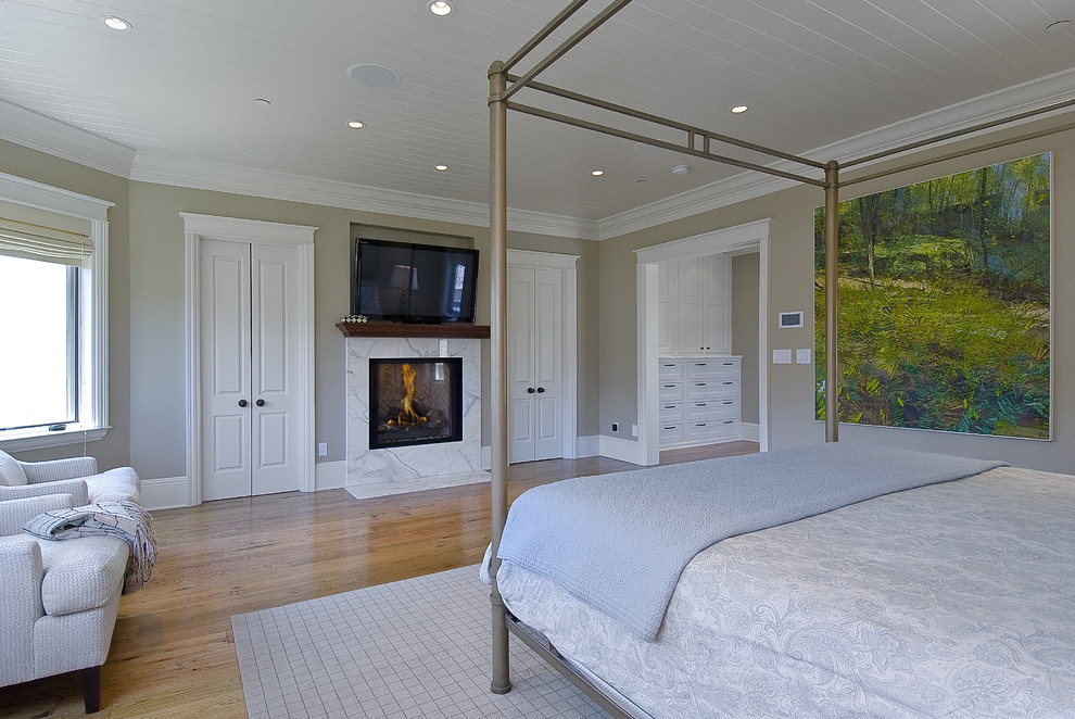 На фото: спальня в классическом стиле с бежевыми стенами и телевизором с
