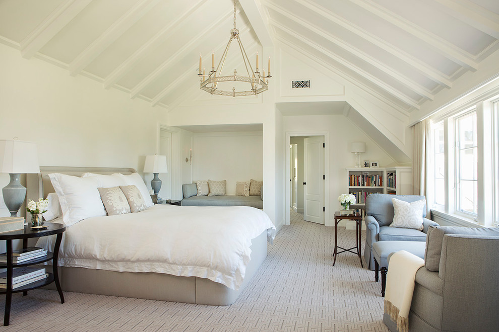 サンフランシスコにある広いビーチスタイルのおしゃれな主寝室 (白い壁、カーペット敷き、暖炉なし、マルチカラーの床) のレイアウト