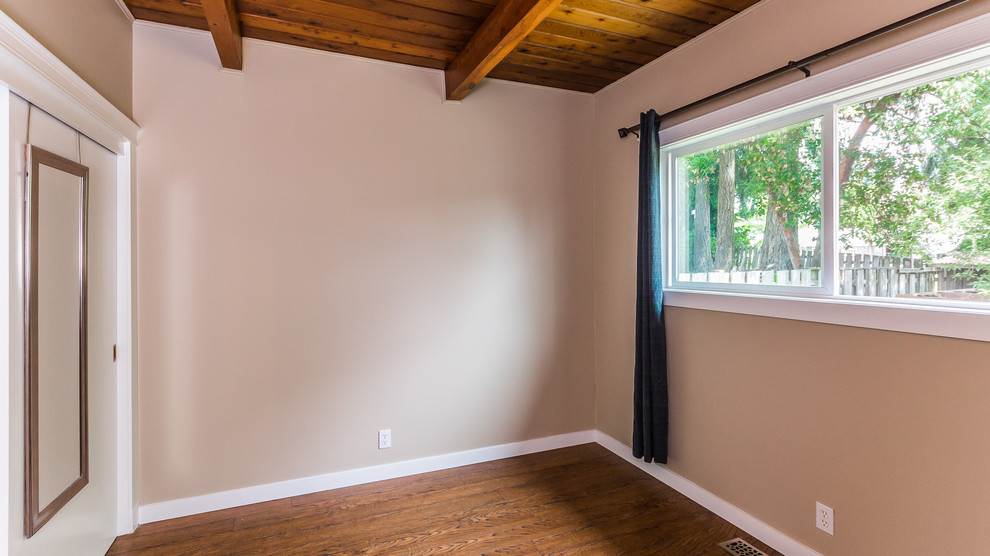 Imagen de dormitorio de estilo americano de tamaño medio con suelo de travertino y suelo blanco