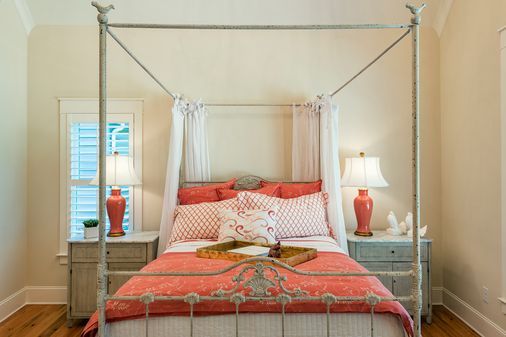 Imagen de dormitorio principal tradicional renovado de tamaño medio sin chimenea con paredes beige y suelo de madera clara