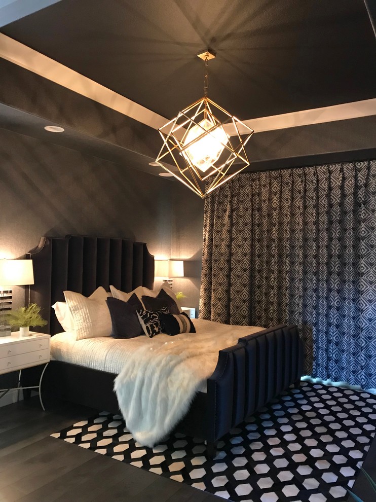 Esempio di una camera matrimoniale design di medie dimensioni con pareti nere, pavimento in legno massello medio e pavimento nero
