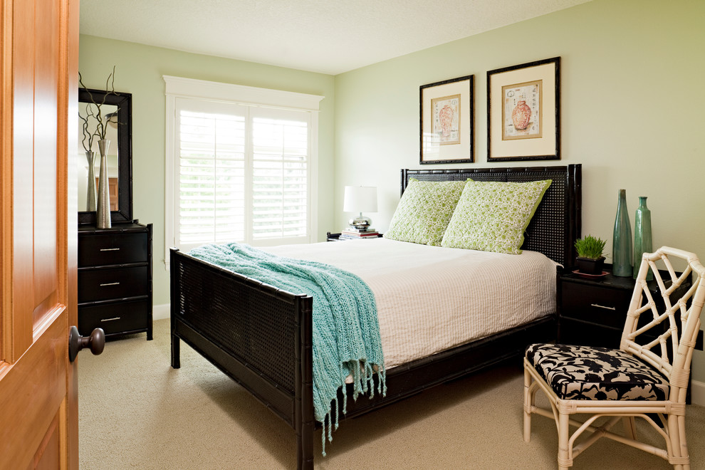 Idéer för ett klassiskt sovrum, med gröna väggar och heltäckningsmatta