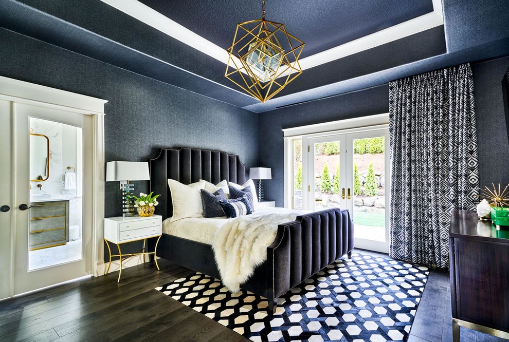Klassisches Hauptschlafzimmer ohne Kamin mit blauer Wandfarbe und dunklem Holzboden in Portland
