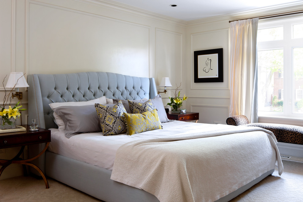 Foto de dormitorio clásico sin chimenea con paredes blancas y moqueta