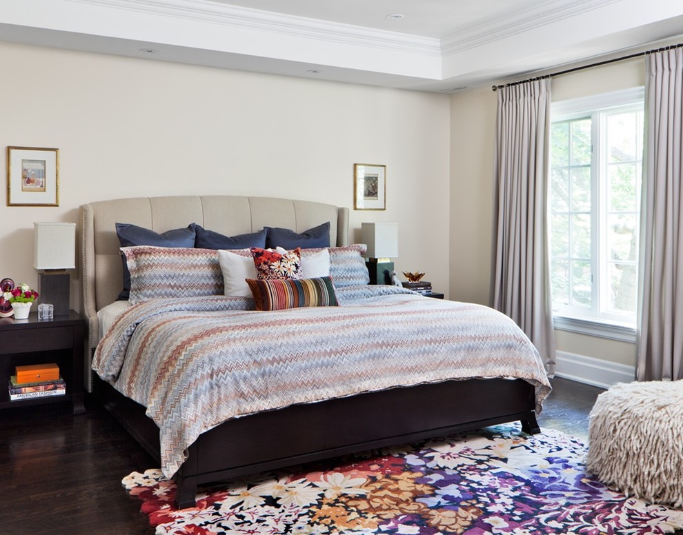Klassisches Schlafzimmer mit beiger Wandfarbe und dunklem Holzboden in Toronto