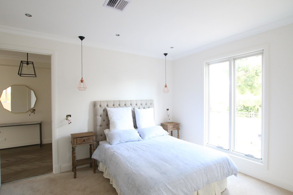 Diseño de habitación de invitados tradicional con paredes beige, moqueta y suelo beige